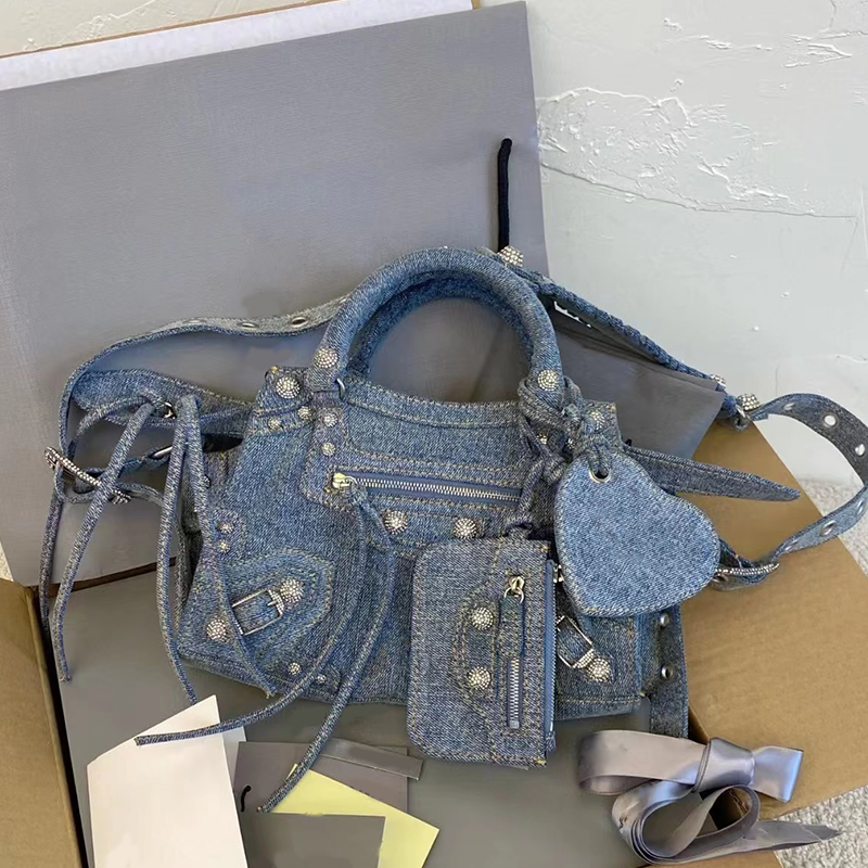 Latest Neo cagole City Motorcycle Bag Denim Blue Rhinestone Old Silver Hardware Single Shoulder Bag Handbag Removable Cardioid Mirror Locomotive Tote Bag
Latest Neo cagole City Motorcycle Bag Denim Blue Rhinestone Old Silver Hardware Single Shoulder Bag Handbag Removable Cardioid Mirror Locomotive Tote Bag