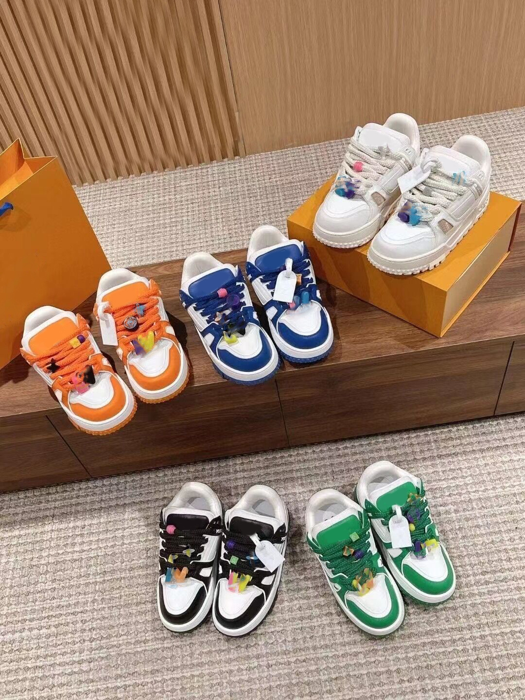 Designer Sneakers Men Trainer Shoes Maxi Green White Blue Orange Classic Vintage Platform Trainers Denim Monograms Rubber Canvas Leather Sports Sneaker Size US4-12
Designer Sneakers Men Trainer Shoes Maxi Green White Blue Orange Classic Vintage Platform Trainers Denim Monograms Rubber Canvas Leather Sports Sneaker Size US4-12