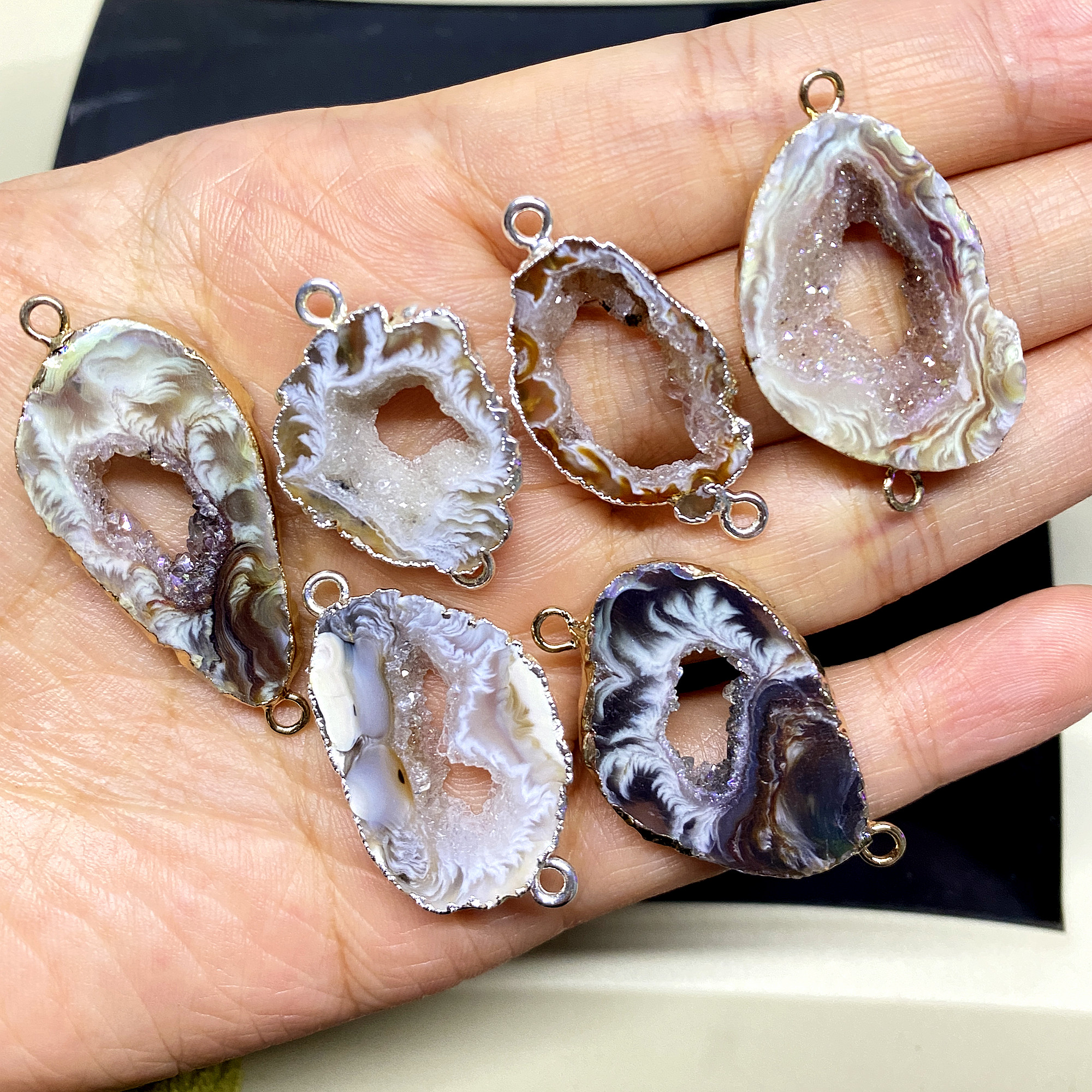 Druzy connector, geode druzy, natural agate geodes drusy druzzy connectors with silver plated
Druzy connector, geode druzy, natural agate geodes drusy druzzy connectors with silver plated