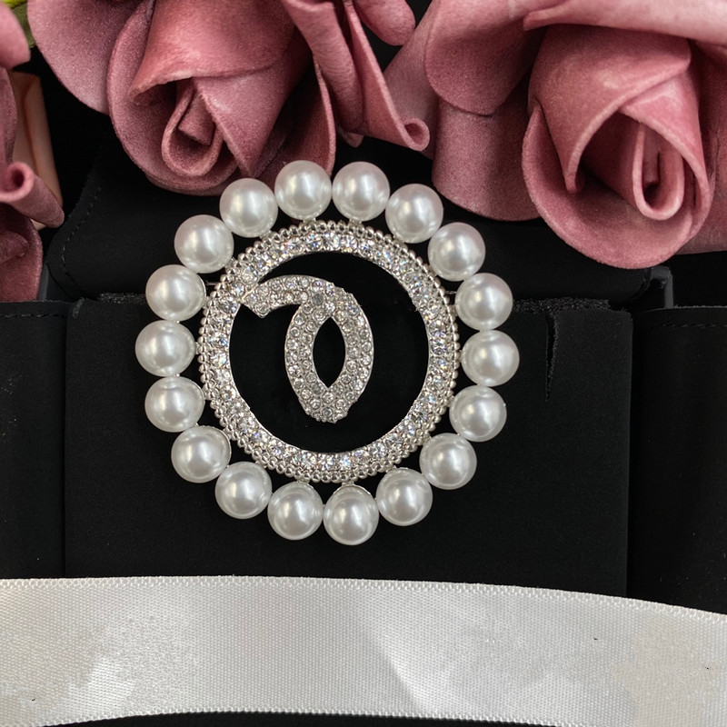 With BOX Super Quality Luxury Brand Brooches Full Diamond Circle Designers Pins Brooch Stainless Steel Fashion Badge Pin For Women Girls Jewelry Gift
With BOX Super Quality Luxury Brand Brooches Full Diamond Circle Designers Pins Brooch Stainless Steel Fashion Badge Pin For Women Girls Jewelry Gift