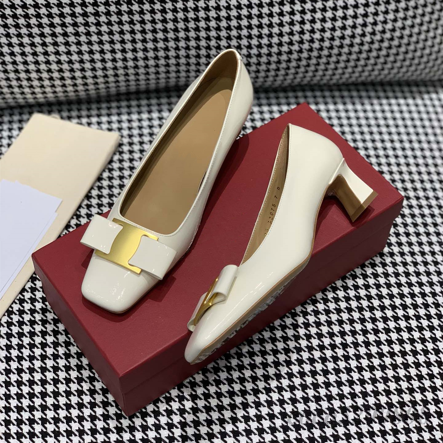 Luxury Designer Party Dress Shoes Fashion Genuine Patent Leather Ballet Flats Butterfly-Knot Low Heels Metal Decoration Design Female Pumps Zapatillas Mujer, As show
Luxury Designer Party Dress Shoes Fashion Genuine Patent Leather Ballet Flats Butterfly-Knot Low Heels Metal Decoration Design Female Pumps Zapatillas Mujer, As show