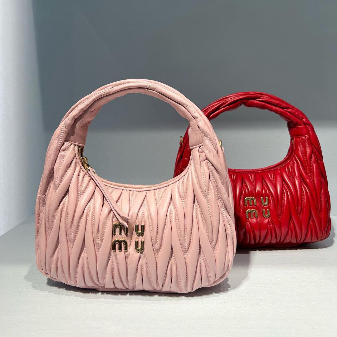 Luxury Miui Underarm Wander Matelasse Miu fashion metal logo top handle tote hobo Womens mens Designer mini Shoulder handbag purses crossbody clutch bags pochette, Red
Luxury Miui Underarm Wander Matelasse Miu fashion metal logo top handle tote hobo Womens mens Designer mini Shoulder handbag purses crossbody clutch bags pochette, Red