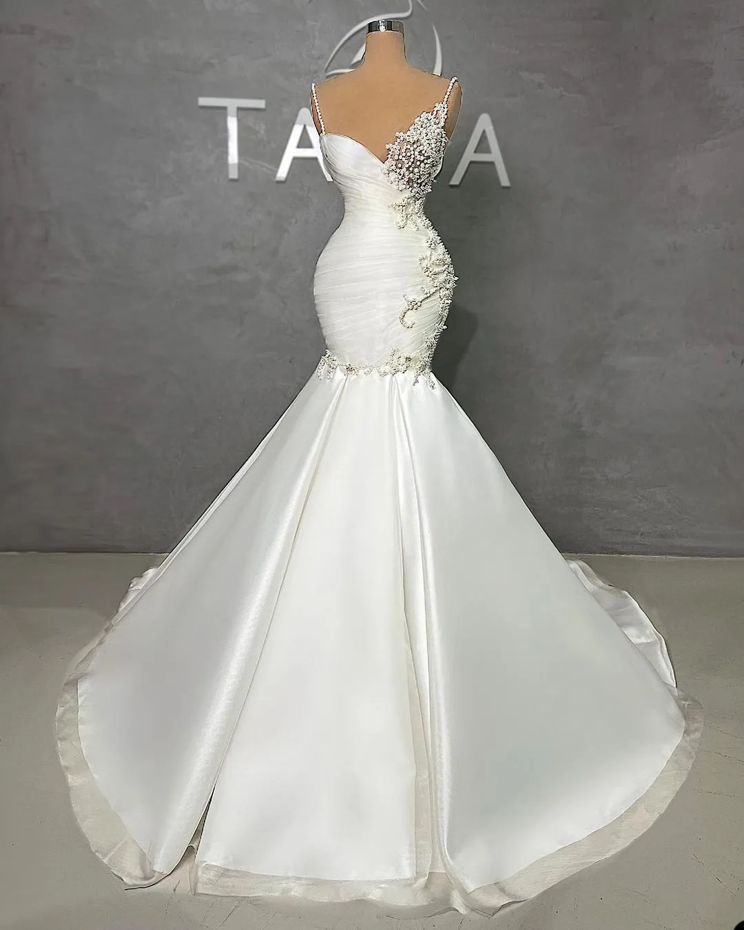 2023 Mermaid Wedding Dresses Bridal Gown Beaded Pearls Spaghetti Straps Sweep Train Ruffles Custom Made Vestidos de novia