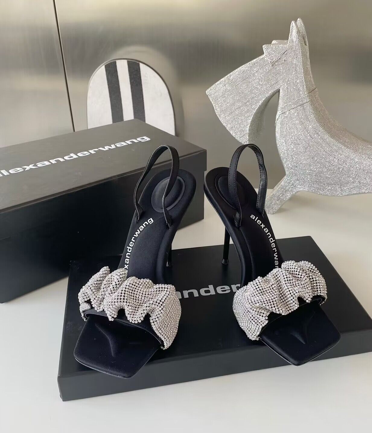 A-wang Women Sandals Shoes Black PVC Julie Slip On High Heels Crystal Strappy Elegant Brand Party Wedding Lady Nice Footwear EU35-40
A-wang Women Sandals Shoes Black PVC Julie Slip On High Heels Crystal Strappy Elegant Brand Party Wedding Lady Nice Footwear EU35-40