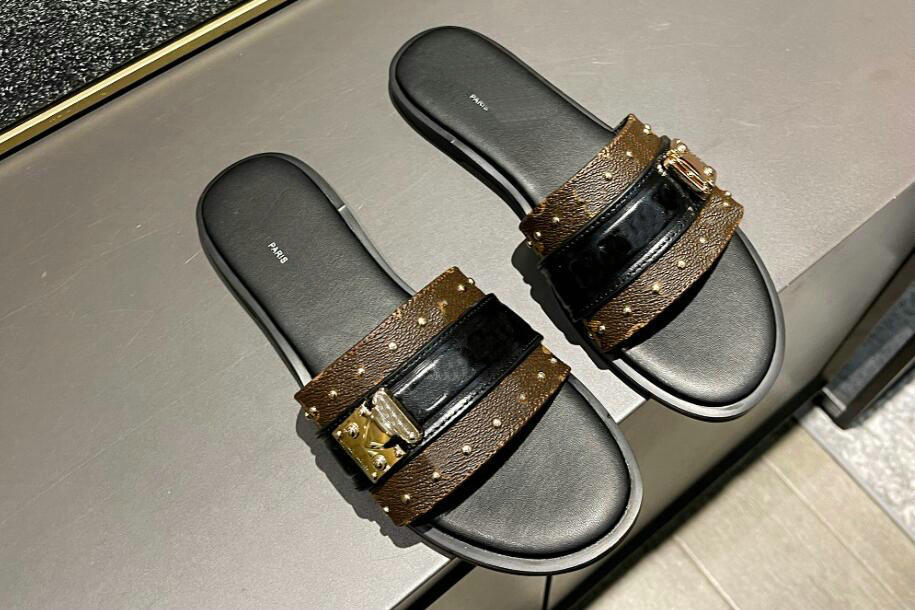 Woman leather Classic slippers Summer Rubber bottom shoe beach Slides letters Flat heel designer sandals Metal button Lazy lady Loafers Flip flops 35-42, Brown
Woman leather Classic slippers Summer Rubber bottom shoe beach Slides letters Flat heel designer sandals Metal button Lazy lady Loafers Flip flops 35-42, Brown