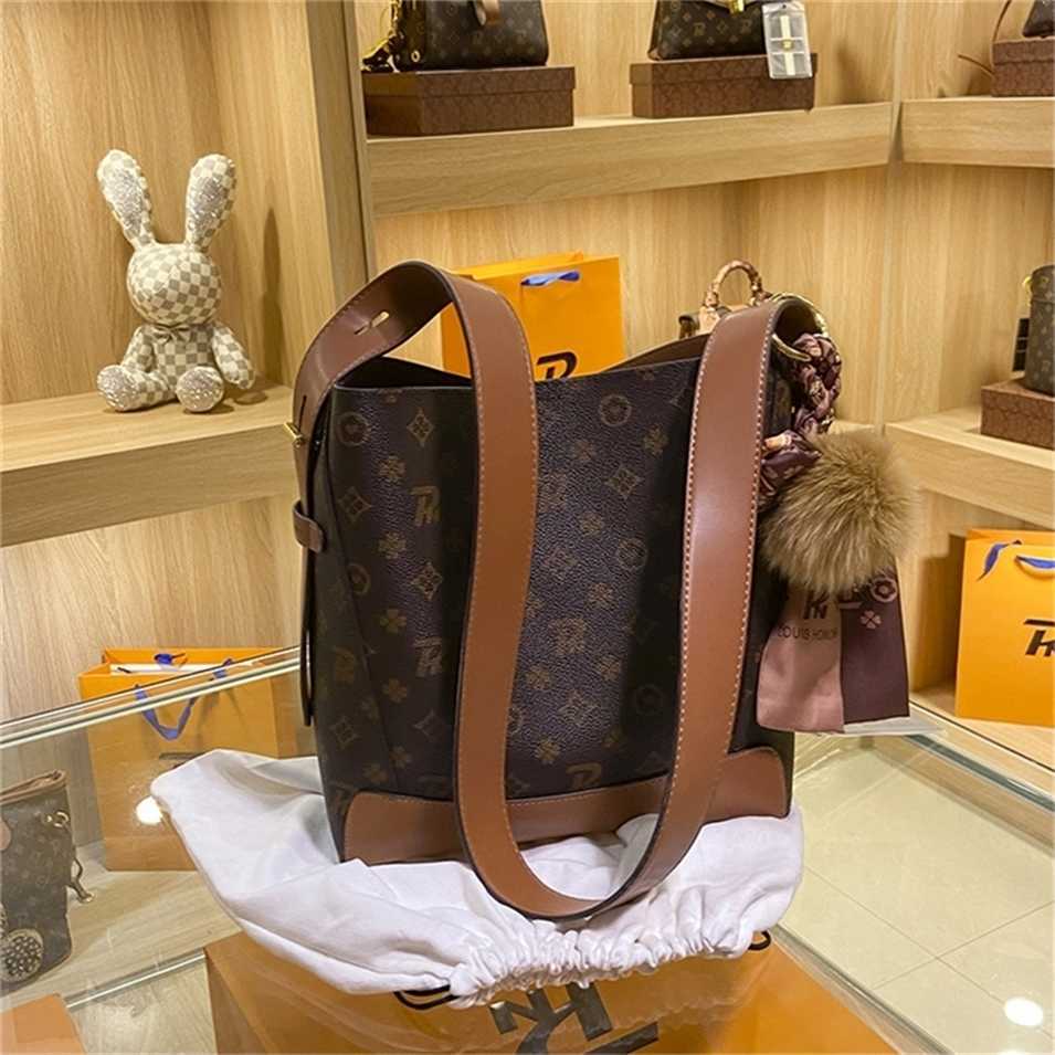 2023 Designer bag Handbag glory bucket mother live broadcast one large sense commuter women's, Coffee
2023 Designer bag Handbag glory bucket mother live broadcast one large sense commuter women's, Coffee