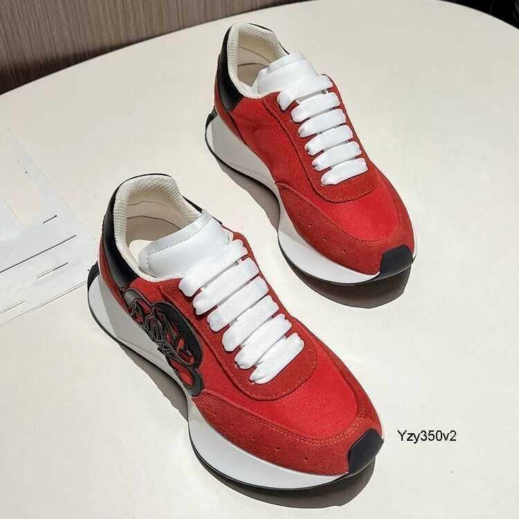 Designer Luxury Shoes MC Sprint Runner sneakers Men Women Casual Leather Outdoor Shoe Anagram embossing Low Top White Black Pink queen Trainers kk00002
Designer Luxury Shoes MC Sprint Runner sneakers Men Women Casual Leather Outdoor Shoe Anagram embossing Low Top White Black Pink queen Trainers kk00002