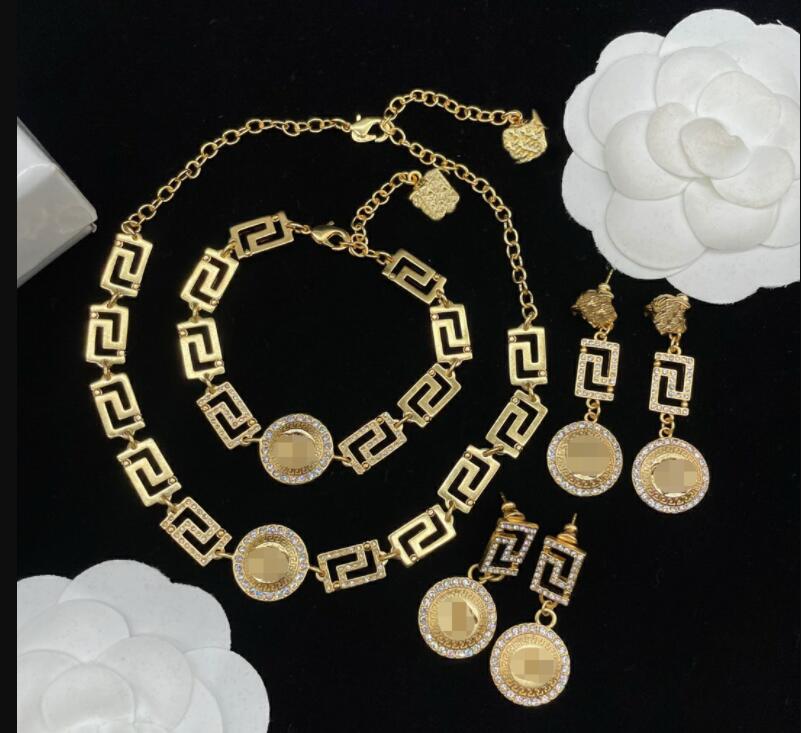 NEW Fashion Banshee Necklace Bracelet Coin Medusa portrait Pendants Stud Earring Sets Brass Ladies Women's Men's Designer Jewelry gifts MS22 --002, Such as picture color 
NEW Fashion Banshee Necklace Bracelet Coin Medusa portrait Pendants Stud Earring Sets Brass Ladies Women's Men's Designer Jewelry gifts MS22 --002, Such as picture color