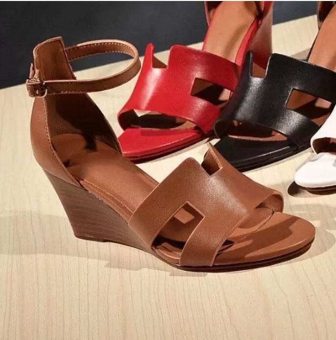 Designer luxury brands Shoes Women Santorini Sandals Calfskin Leather High Heel Classic Legend Sandal Casual Flat Wedge Heel Shoe With Box
Designer luxury brands Shoes Women Santorini Sandals Calfskin Leather High Heel Classic Legend Sandal Casual Flat Wedge Heel Shoe With Box