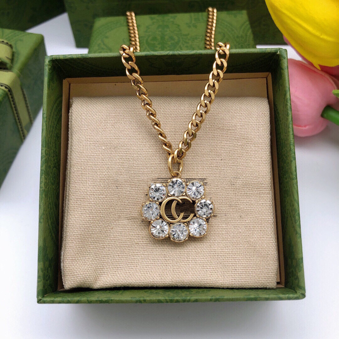 Designer Letter Double G Logo Pendant Necklaces Luxury Women Fashion Jewelry Metal GGity Crystal Pearl Men Hip hop Style Heavy Metal Pendant njg
Designer Letter Double G Logo Pendant Necklaces Luxury Women Fashion Jewelry Metal GGity Crystal Pearl Men Hip hop Style Heavy Metal Pendant njg