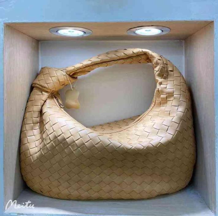Bottegas Bags Jodie Venetas Woven bag 2022 new hand large capacity knotted hand cloud ox horn dumpling2620178, Yellow
Bottegas Bags Jodie Venetas Woven bag 2022 new hand large capacity knotted hand cloud ox horn dumpling2620178, Yellow