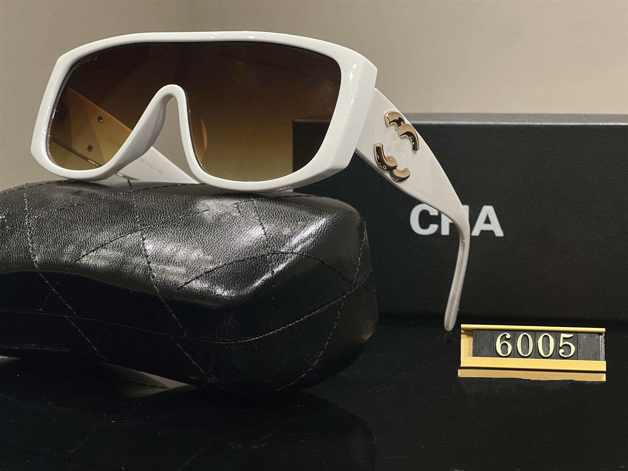 Designer Sunglasses For Women and Men Cat Eye Model UV 400 Polaroid Letters Leg Big Frame Outdoor Women Sunglasses Mens Eyewear 6005
Designer Sunglasses For Women and Men Cat Eye Model UV 400 Polaroid Letters Leg Big Frame Outdoor Women Sunglasses Mens Eyewear 6005