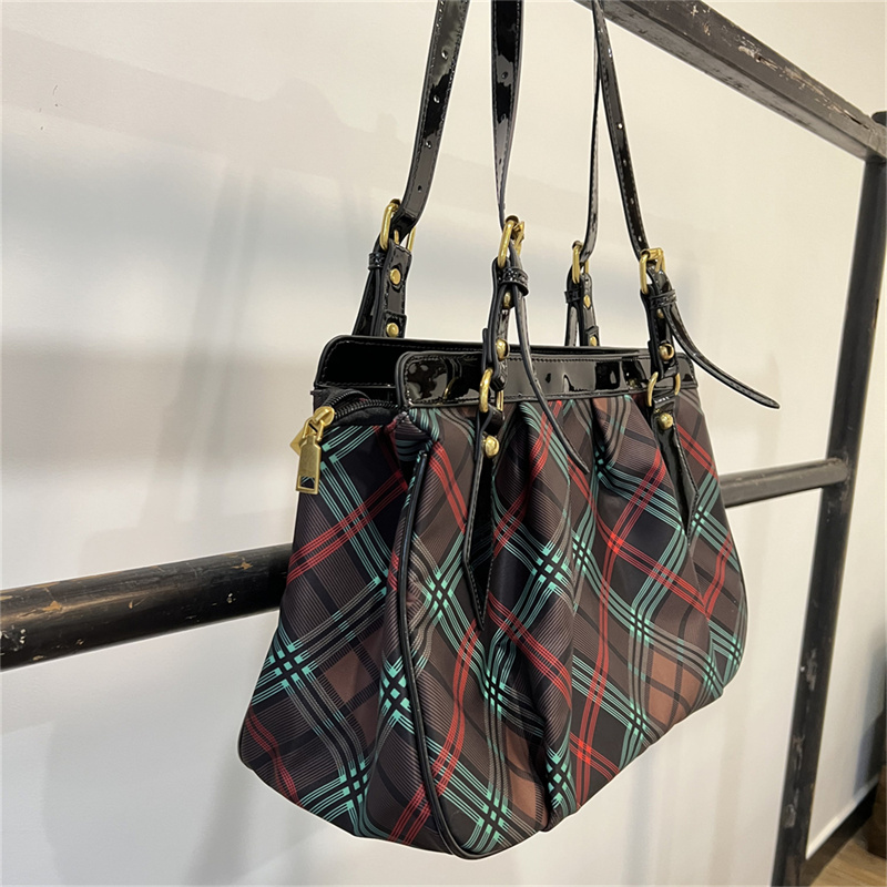 European Fashion Tote Bag Medium Ancient Bag Checked Underarm Bag Women's Premium 2023 New Autumn/Winter Saturn Bowling Bag, Black
European Fashion Tote Bag Medium Ancient Bag Checked Underarm Bag Women's Premium 2023 New Autumn/Winter Saturn Bowling Bag, Black
