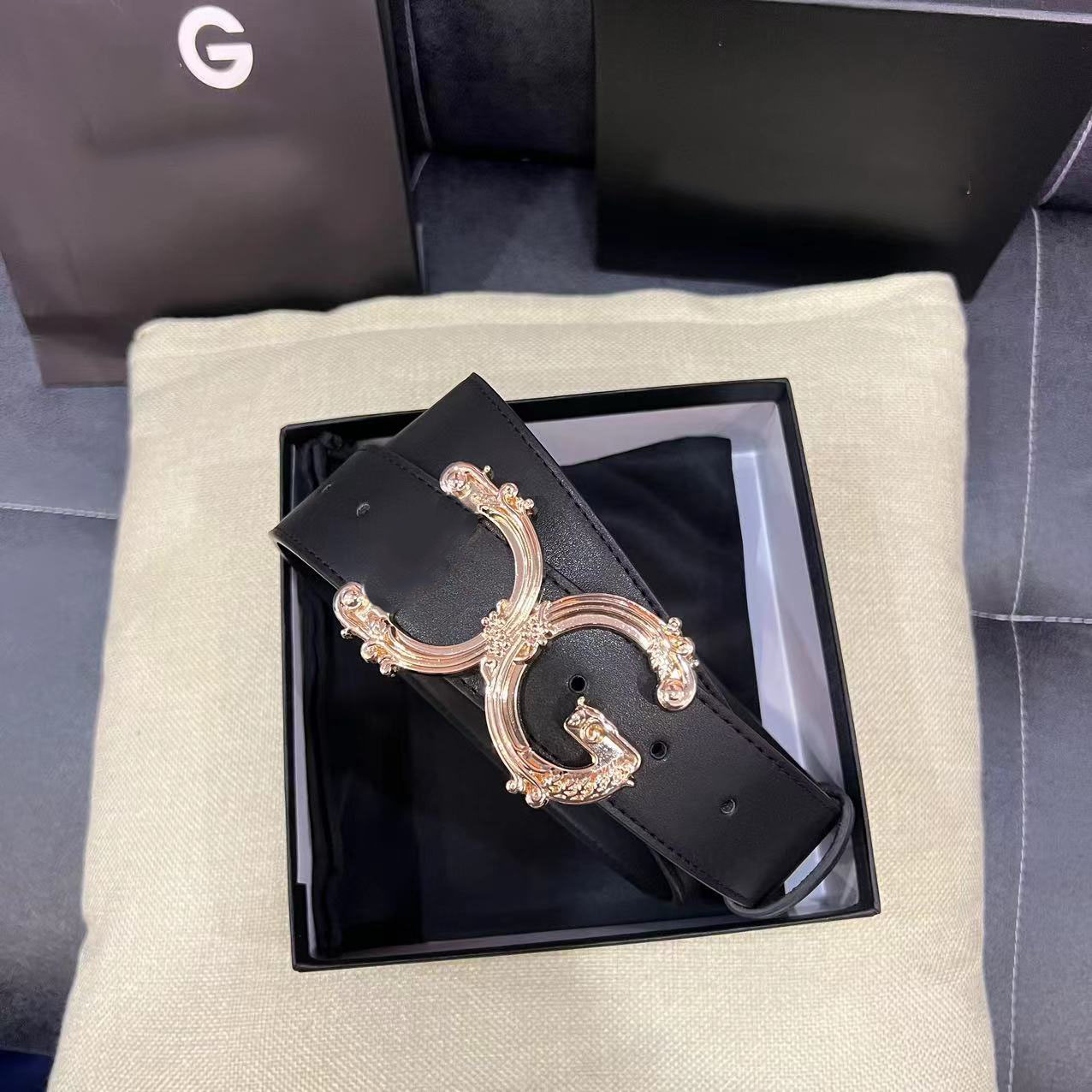 designer Belt luxury Cowskin Belts letter design for Man Women belt Classic Smooth Buckle 2 Color Wdth 4.0cm size 90-125cm very good, Black
designer Belt luxury Cowskin Belts letter design for Man Women belt Classic Smooth Buckle 2 Color Wdth 4.0cm size 90-125cm very good, Black