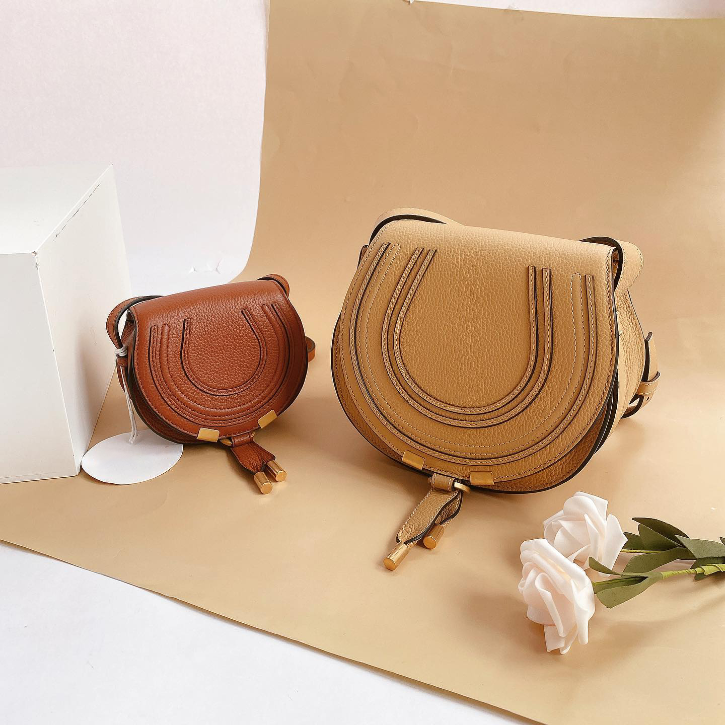 Designer Tap quality MARCIE bag tote Classic Women's fashion messenger Bags Luxury clutch Cowskin leather Hobo purses crossbody mens shoulder handbag saddles Bag
Designer Tap quality MARCIE bag tote Classic Women's fashion messenger Bags Luxury clutch Cowskin leather Hobo purses crossbody mens shoulder handbag saddles Bag