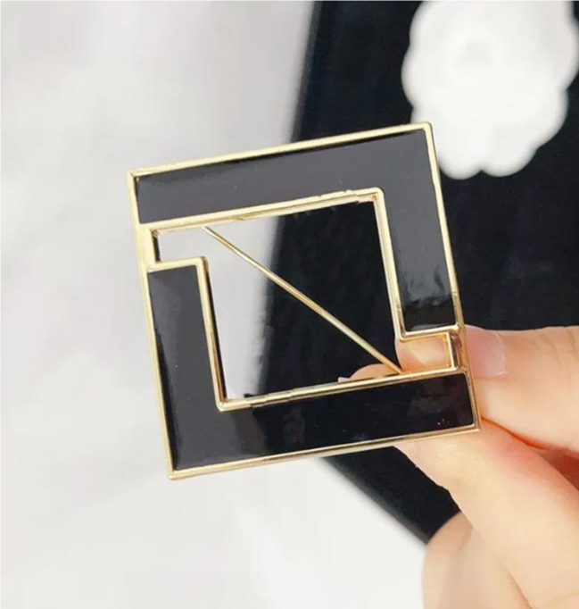 23ss Fashion Brand Letter Designer Brooches High Letters Lapel Pins Women Men Crystal Pearl Pin Wedding Metal Jewerlry Accessories Gift with Figure Stamp
23ss Fashion Brand Letter Designer Brooches High Letters Lapel Pins Women Men Crystal Pearl Pin Wedding Metal Jewerlry Accessories Gift with Figure Stamp