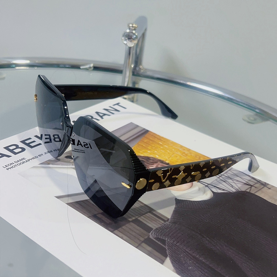 Designer Sunglasses Fashion Man Woman Sun glasses Classic Letter Design Goggle Adumbral 5 Color Option
Designer Sunglasses Fashion Man Woman Sun glasses Classic Letter Design Goggle Adumbral 5 Color Option