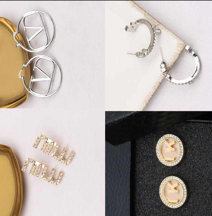 23ss 20style Mixed Style Brand Designer Letters Stud Hoop 18K Gold Plated 925 Silver Circle Women Crystal Pearl Earring Jewerlry
23ss 20style Mixed Style Brand Designer Letters Stud Hoop 18K Gold Plated 925 Silver Circle Women Crystal Pearl Earring Jewerlry