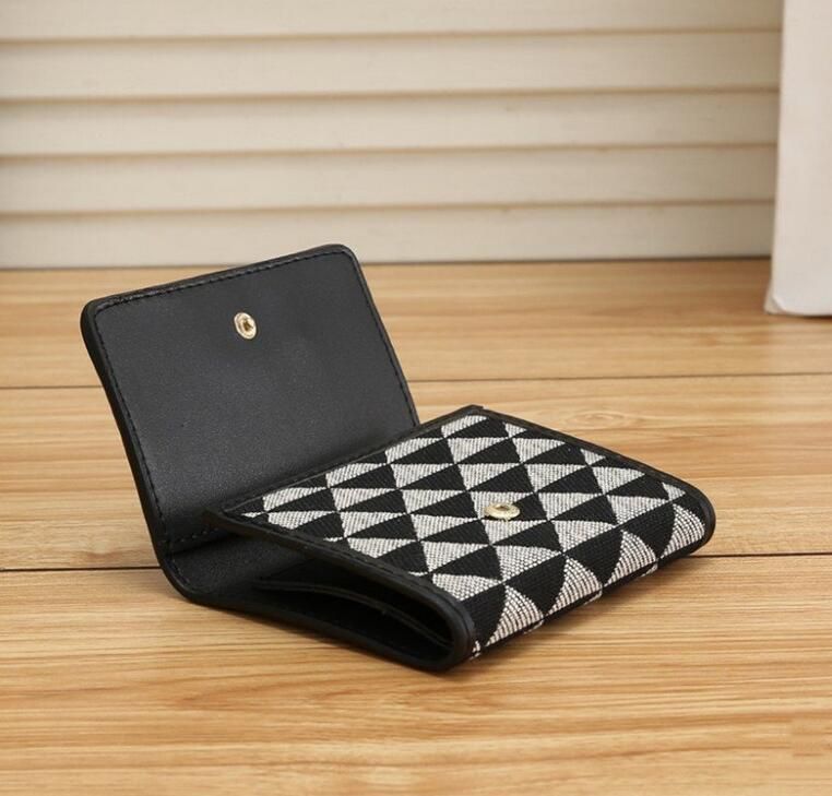 Quality short wallet card holder mini purse woman mens wallets luxury square holders Checkered pattern Triangle Genuine Leather fashion handbag clutch bags purses
Quality short wallet card holder mini purse woman mens wallets luxury square holders Checkered pattern Triangle Genuine Leather fashion handbag clutch bags purses