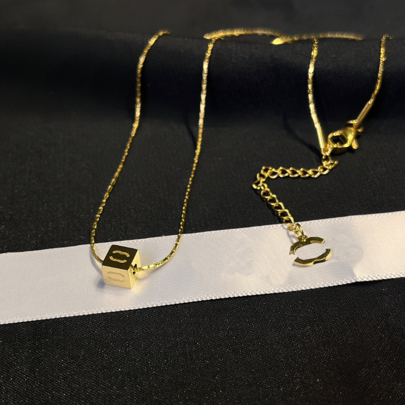 Luxury Designer Block Pendant Necklace Women Necklace Choker Chain Gold Plated Quality Stainless Steel Letter For Women Jewelry
Luxury Designer Block Pendant Necklace Women Necklace Choker Chain Gold Plated Quality Stainless Steel Letter For Women Jewelry
