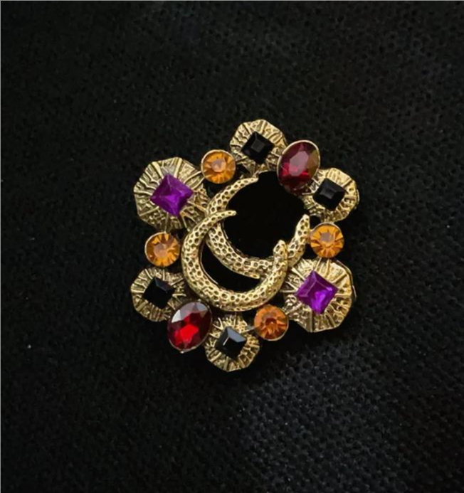 23ss Fashion Brand Letter Designer Letters Lapel Pins Hollow Women Crystal Rhinestone Pearl Pin Party Metal Jewerlry Accessories Gift with Figure Stamp
23ss Fashion Brand Letter Designer Letters Lapel Pins Hollow Women Crystal Rhinestone Pearl Pin Party Metal Jewerlry Accessories Gift with Figure Stamp