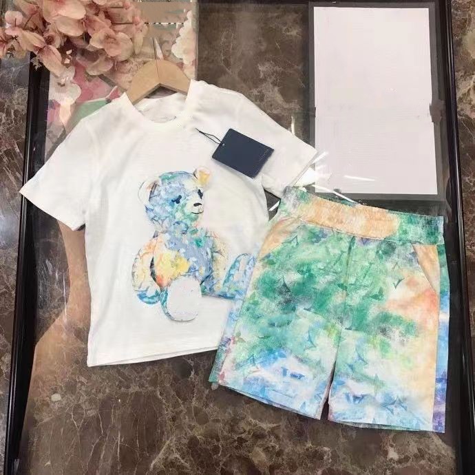 baby designer set 2pics Bear pattern kids clothes summer Tee kid t shirt Short Sleeve luxury brand toddler set top Graffiti Colorful boys girls sets 1-15 ages 7 colours
baby designer set 2pics Bear pattern kids clothes summer Tee kid t shirt Short Sleeve luxury brand toddler set top Graffiti Colorful boys girls sets 1-15 ages 7 colours