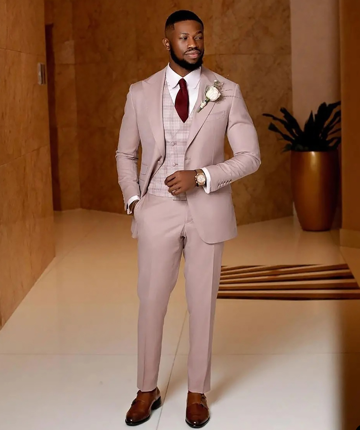 Three Pieces Wedding Tuxedos Men Suits Handsome Solid Color Cell Coat Vest Peaked Lapel Suit One Button Four Packets Customized Multi-scenario Pants P