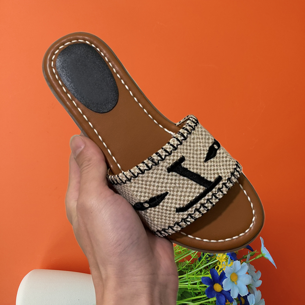 Embroidered Slippers Retro Embroidery Summer Luxurys Slippers Women Leisure Flat Bottom Sandal Indoor Outdoor Comfortable Letters Logo Green Gold Beach Flip Flop
Embroidered Slippers Retro Embroidery Summer Luxurys Slippers Women Leisure Flat Bottom Sandal Indoor Outdoor Comfortable Letters Logo Green Gold Beach Flip Flop
