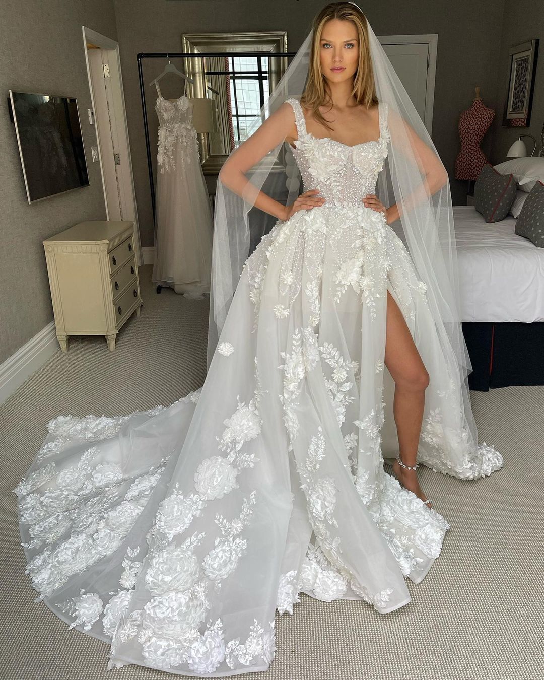 Boho A-Line Dresses For Bride 3D-Floral Appliques Bone Bodice Pearls Wedding Dress Vestidos Novia Robe De Mariee Backless Designer Bridal Gowns 0514