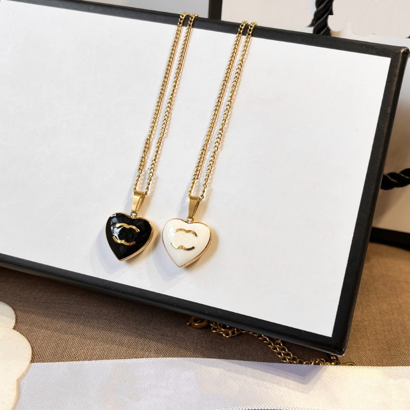 Brand Enamel Heart Pendant Necklace Luxury Designer Necklaces Pendant Choker Black White Love Chain Women Stainless Steel Letter Jewelry Accessories Adjustable
Brand Enamel Heart Pendant Necklace Luxury Designer Necklaces Pendant Choker Black White Love Chain Women Stainless Steel Letter Jewelry Accessories Adjustable