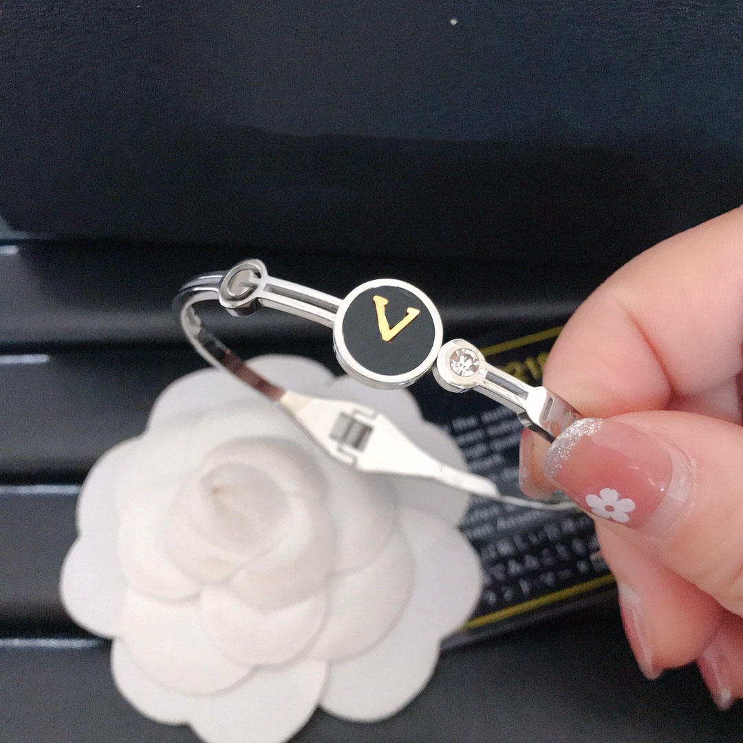 Love bracelet designer for woman ladies bracelet gold charm jewelry white copper plated white gold plated titanium steel four leaf clover with steel seal
Love bracelet designer for woman ladies bracelet gold charm jewelry white copper plated white gold plated titanium steel four leaf clover with steel seal