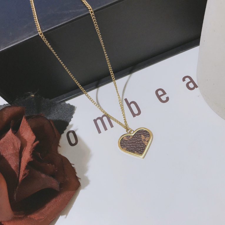 Women Heart Pendant Necklaces Fine Jewelry Necklace Leather 18k Gold Plated Long Chains Spring Romantic Love Necklace Designer Brand Jewelry Celtic Chain With Box
Women Heart Pendant Necklaces Fine Jewelry Necklace Leather 18k Gold Plated Long Chains Spring Romantic Love Necklace Designer Brand Jewelry Celtic Chain With Box
