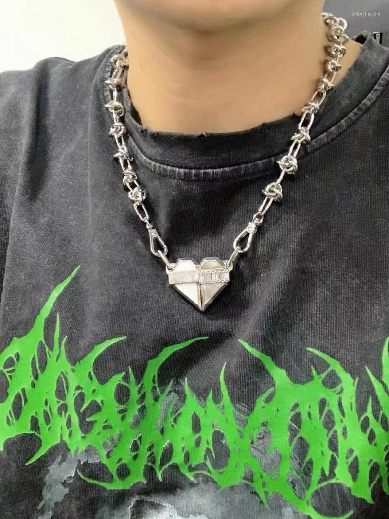 Pendant Necklaces Patchwork Metal Love Heart Rhinestones Thorns Chain Necklace Unisex Cool Trend Creative Choker Hip Hop Street Jewelry
Pendant Necklaces Patchwork Metal Love Heart Rhinestones Thorns Chain Necklace Unisex Cool Trend Creative Choker Hip Hop Street Jewelry