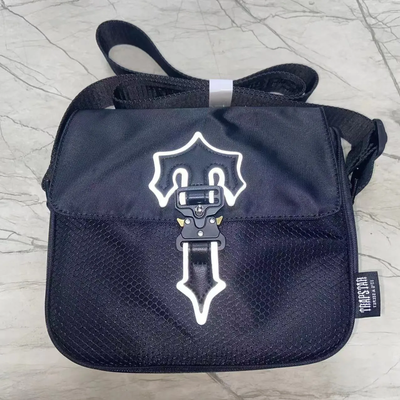 Men Trapstar Bag Luxury Designer Bags IRONGATE COBRA T Crossbody Bag FashionMessenger Handbag Waterproof Bags Reflective Shoulder Waterproof RUCKSACK Bags, Black+black
Men Trapstar Bag Luxury Designer Bags IRONGATE COBRA T Crossbody Bag FashionMessenger Handbag Waterproof Bags Reflective Shoulder Waterproof RUCKSACK Bags, Black+black