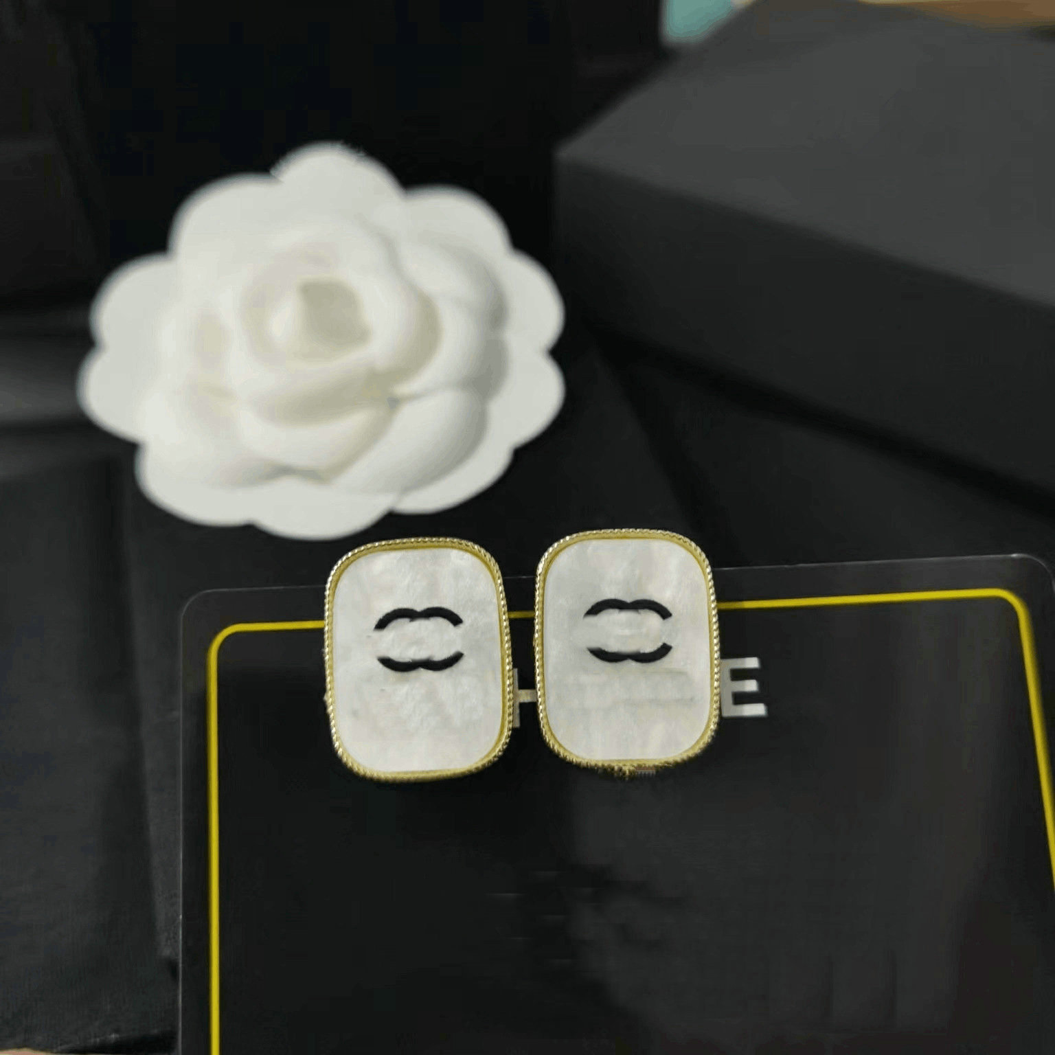 Fashion Jewelry Women Designer Studs Earrings Pearl Crystal Rhinestone engagement Earring For Lady Gifts Party Jewelry
Fashion Jewelry Women Designer Studs Earrings Pearl Crystal Rhinestone engagement Earring For Lady Gifts Party Jewelry