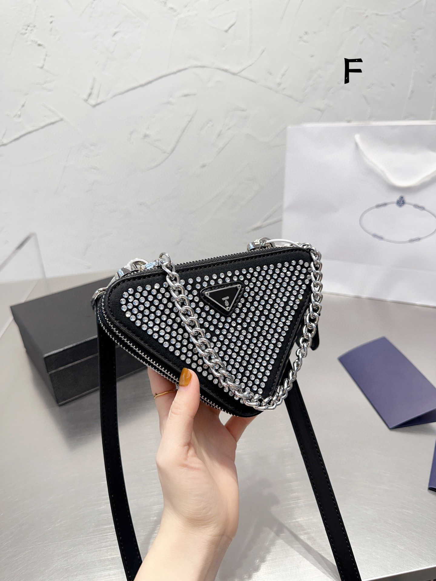 Diamond Women Shoulder Bag 2023 New Crystal Handbags Summer Fashion Underarm Purses Luxury Totes Bling Nylon Quality Classic Shiny Handbag Zipper P2076, Gold
Diamond Women Shoulder Bag 2023 New Crystal Handbags Summer Fashion Underarm Purses Luxury Totes Bling Nylon Quality Classic Shiny Handbag Zipper P2076, Gold