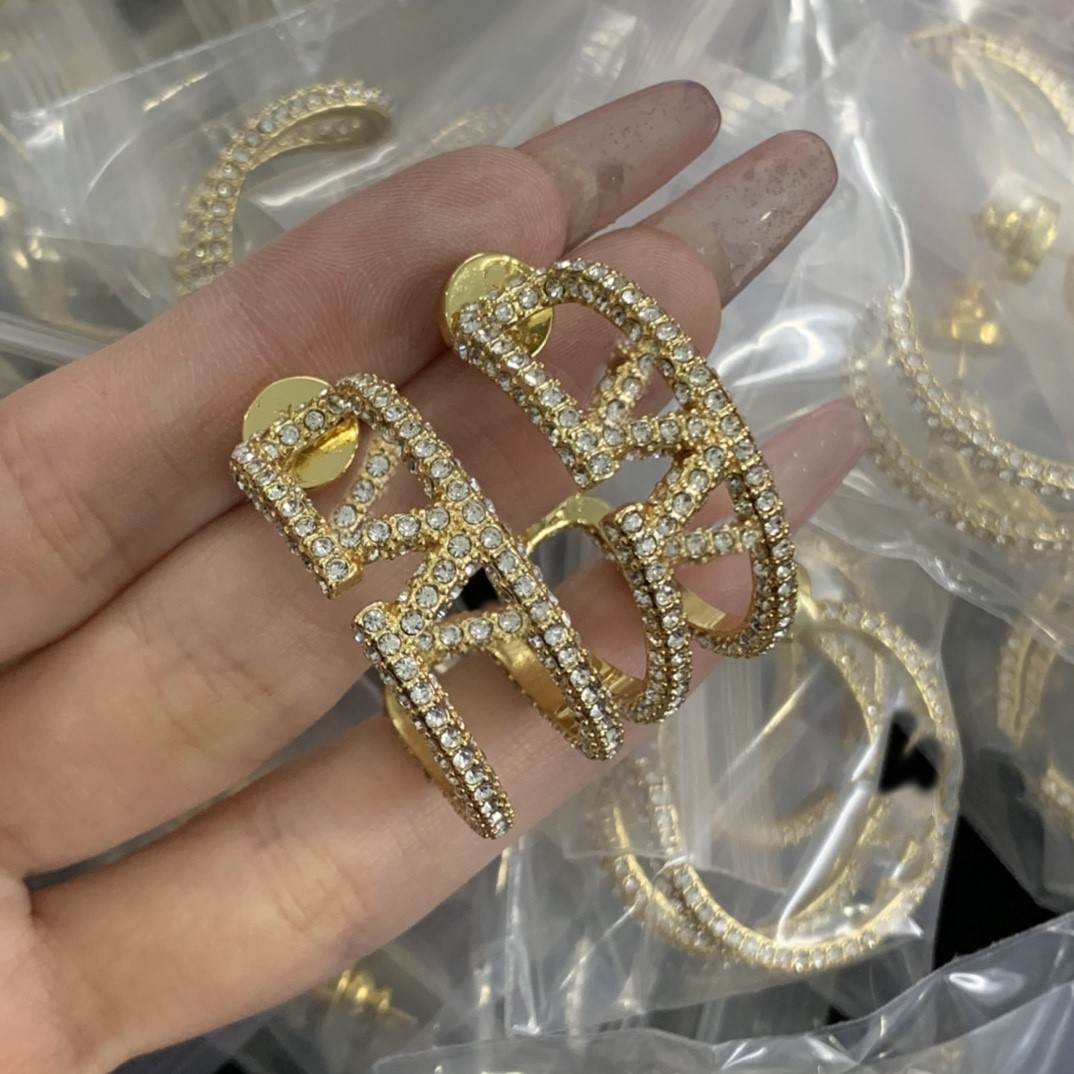 Luxury Classic Antique design large stud women letter logo Retro engrave dangle Valentinoity earrings girls wedding jewelry kh4h
Luxury Classic Antique design large stud women letter logo Retro engrave dangle Valentinoity earrings girls wedding jewelry kh4h