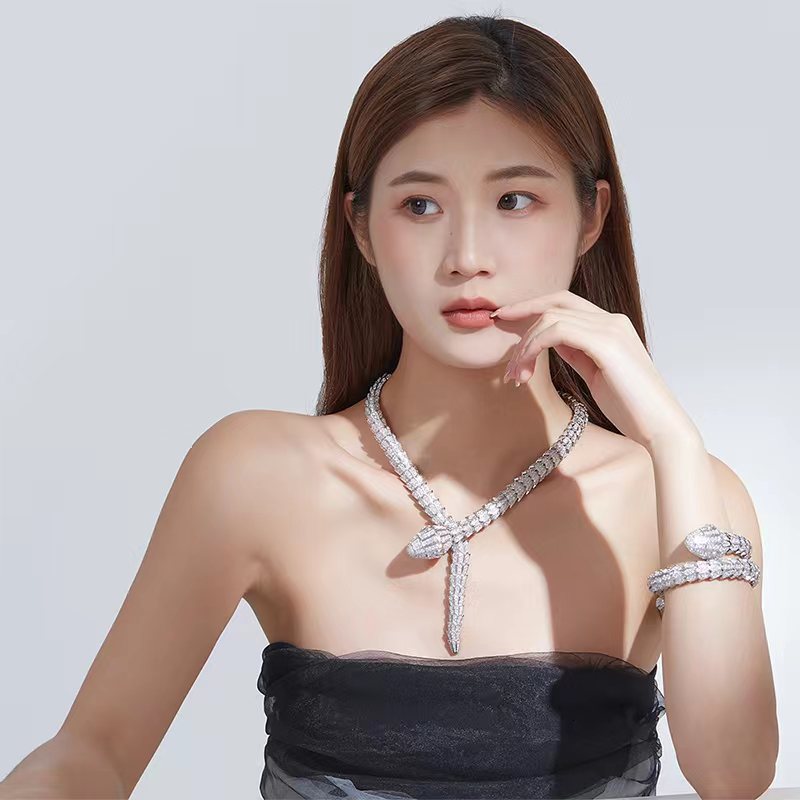 Chokers Original European and American Version Large Snake Necklace with Micro Inlaid Gemstones 230419