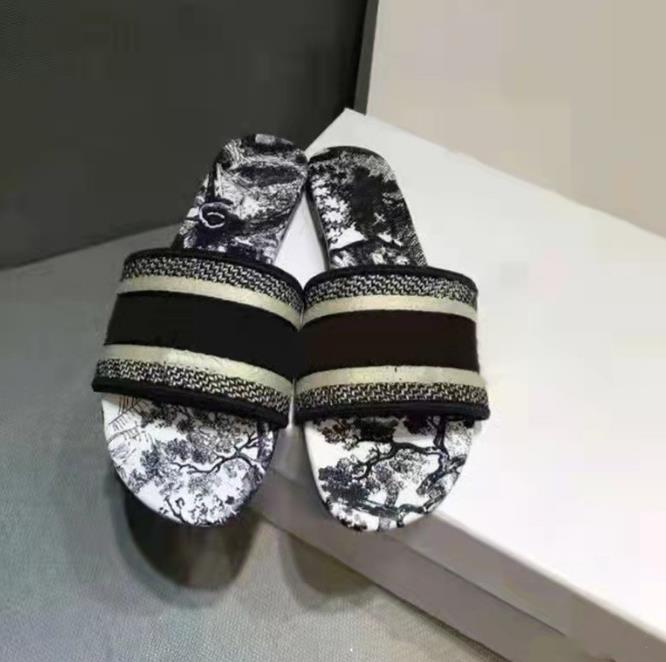 2023 designer slipper for Women sandal CD Green Yellow Black White red casual Outdoor beach Flat bottom sandals Luxury embroidery slides euro size 35-42
2023 designer slipper for Women sandal CD Green Yellow Black White red casual Outdoor beach Flat bottom sandals Luxury embroidery slides euro size 35-42