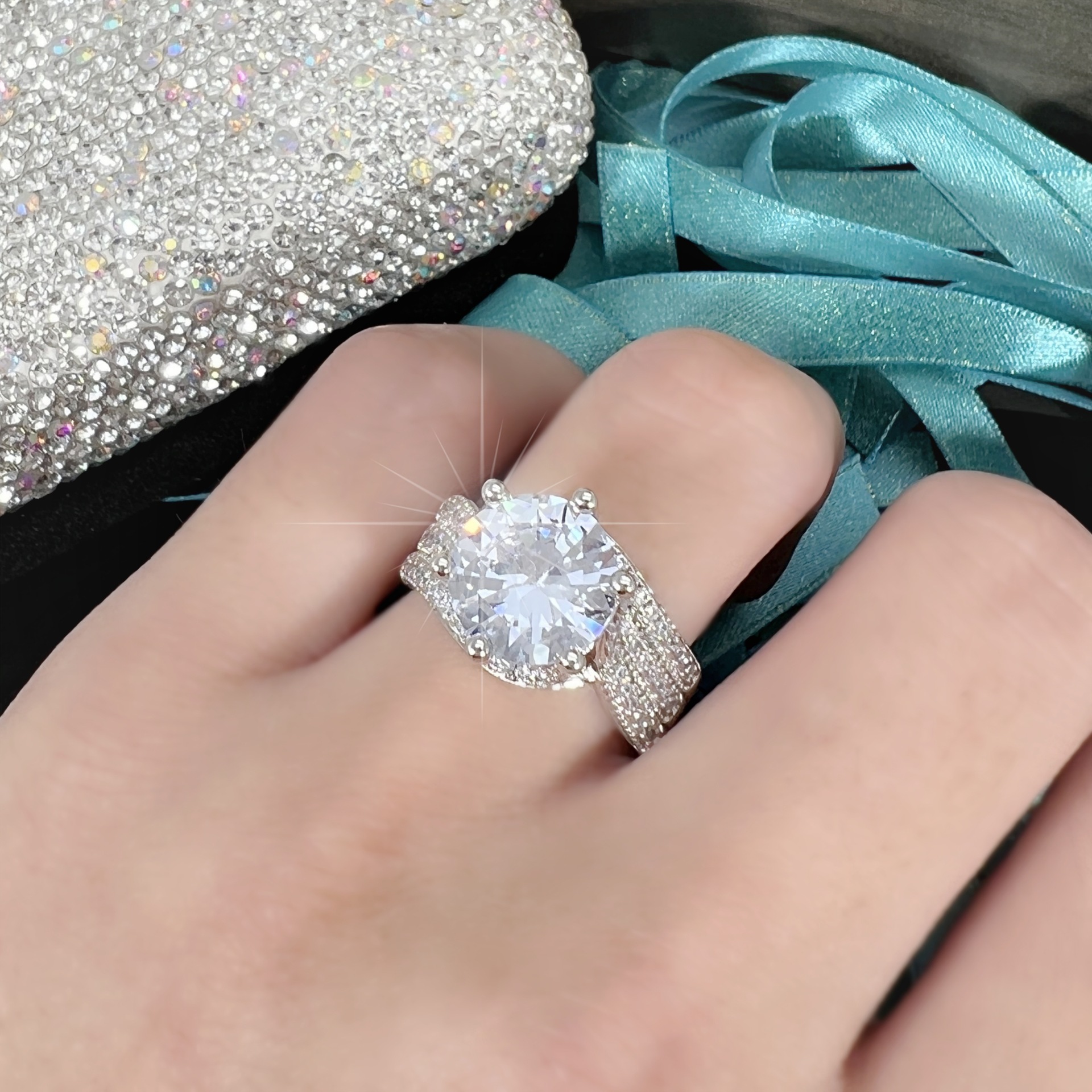 Ins Top Sell Wedding Rings Classical Six Claw Jewelry Sterling Sier Fill Large Round Cut 5A Cubic Zircon Party Handmade Women Engagement Band Ring Gif