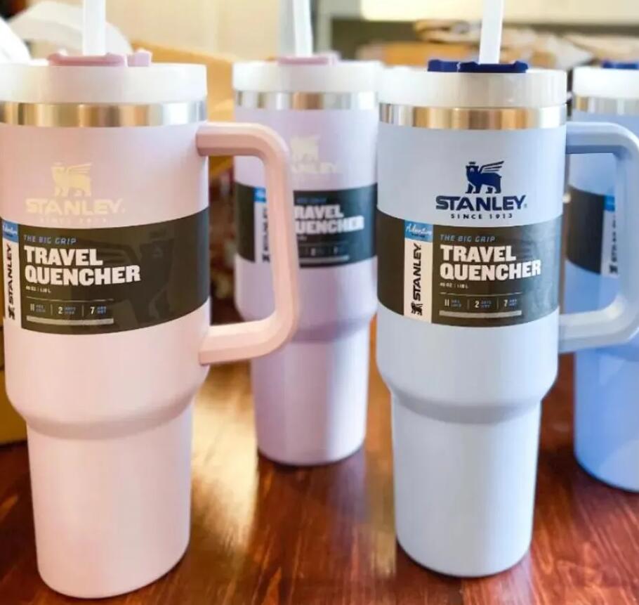 New(Drinkware)Ready To Ship Stanley 40oz Adventure Quencher Tumbler With Logo Big Grid Handle Vacuum Travel Mug Stay Ice-cold Car Travel Mugs
New(Drinkware)Ready To Ship Stanley 40oz Adventure Quencher Tumbler With Logo Big Grid Handle Vacuum Travel Mug Stay Ice-cold Car Travel Mugs