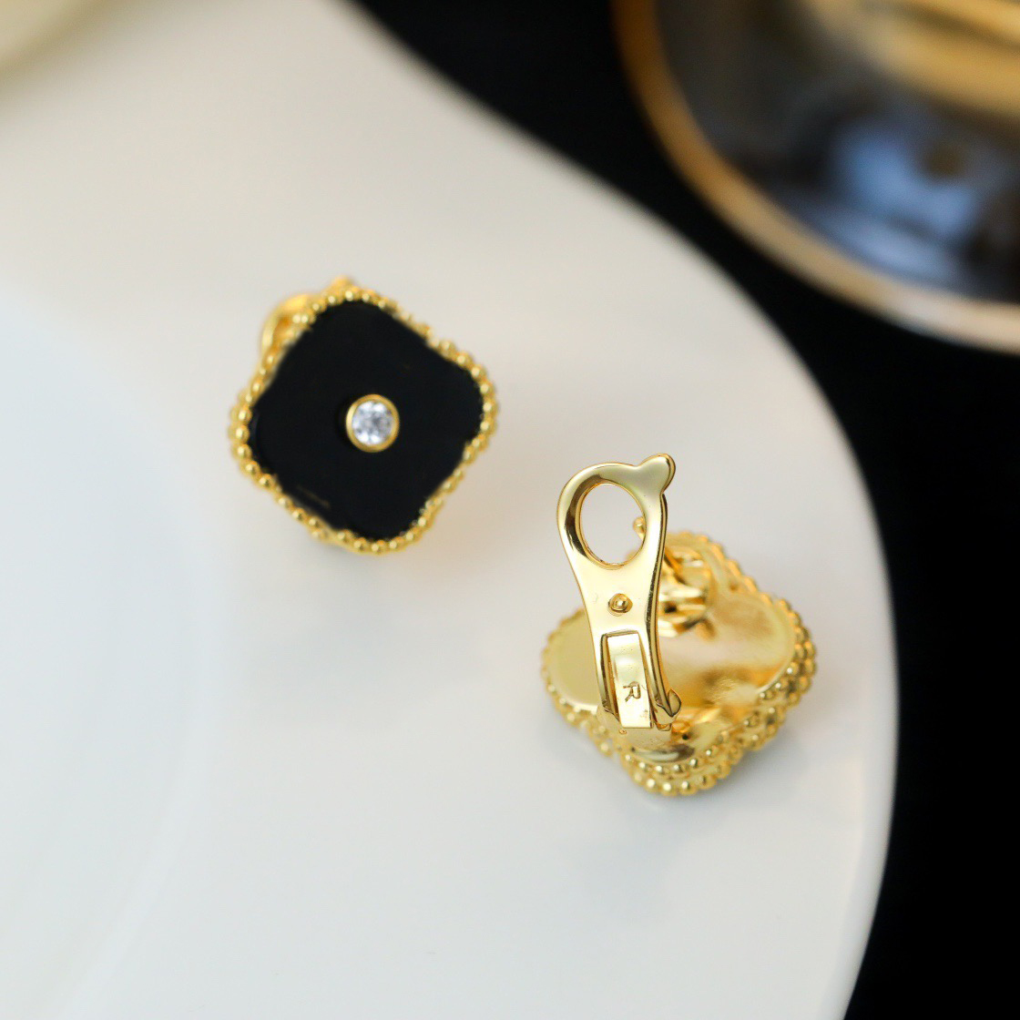 DesignerWomen Designer Earrings Four leaf High quality Clip-on earrings Jewelry Multiple styles
DesignerWomen Designer Earrings Four leaf High quality Clip-on earrings Jewelry Multiple styles