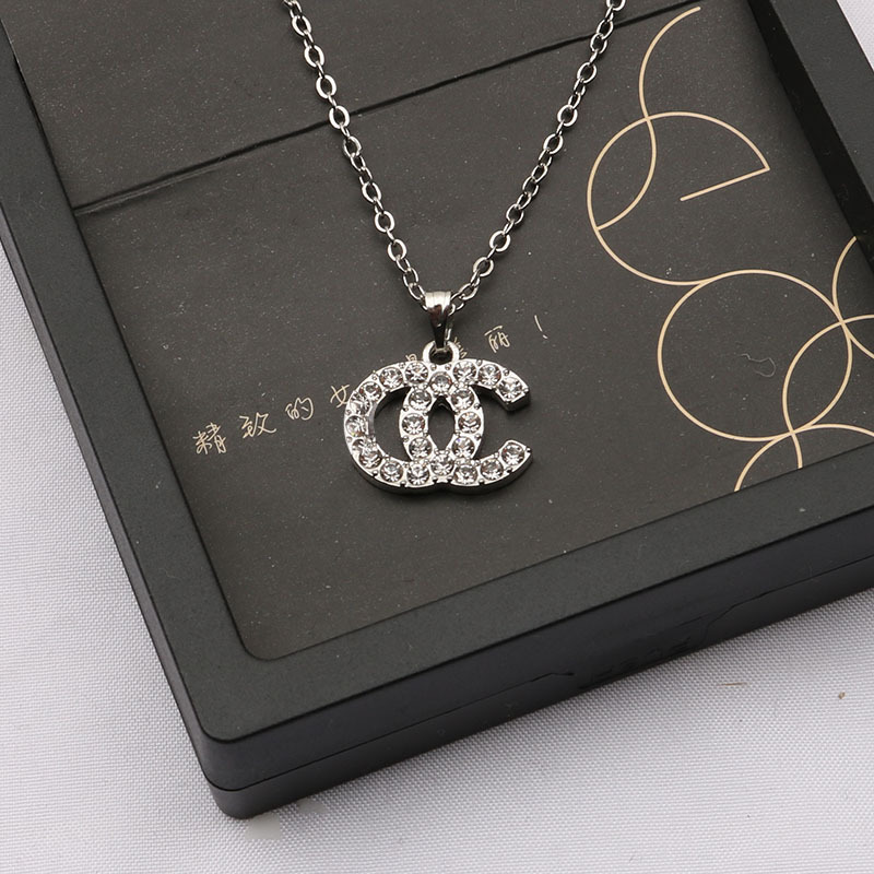 Luxury Designer Brand Double Letter Pendant Necklaces Chain 18K Gold Plated Pearl Crysatl Rhinestone Women Wedding Jewerlry Accessories
Luxury Designer Brand Double Letter Pendant Necklaces Chain 18K Gold Plated Pearl Crysatl Rhinestone Women Wedding Jewerlry Accessories