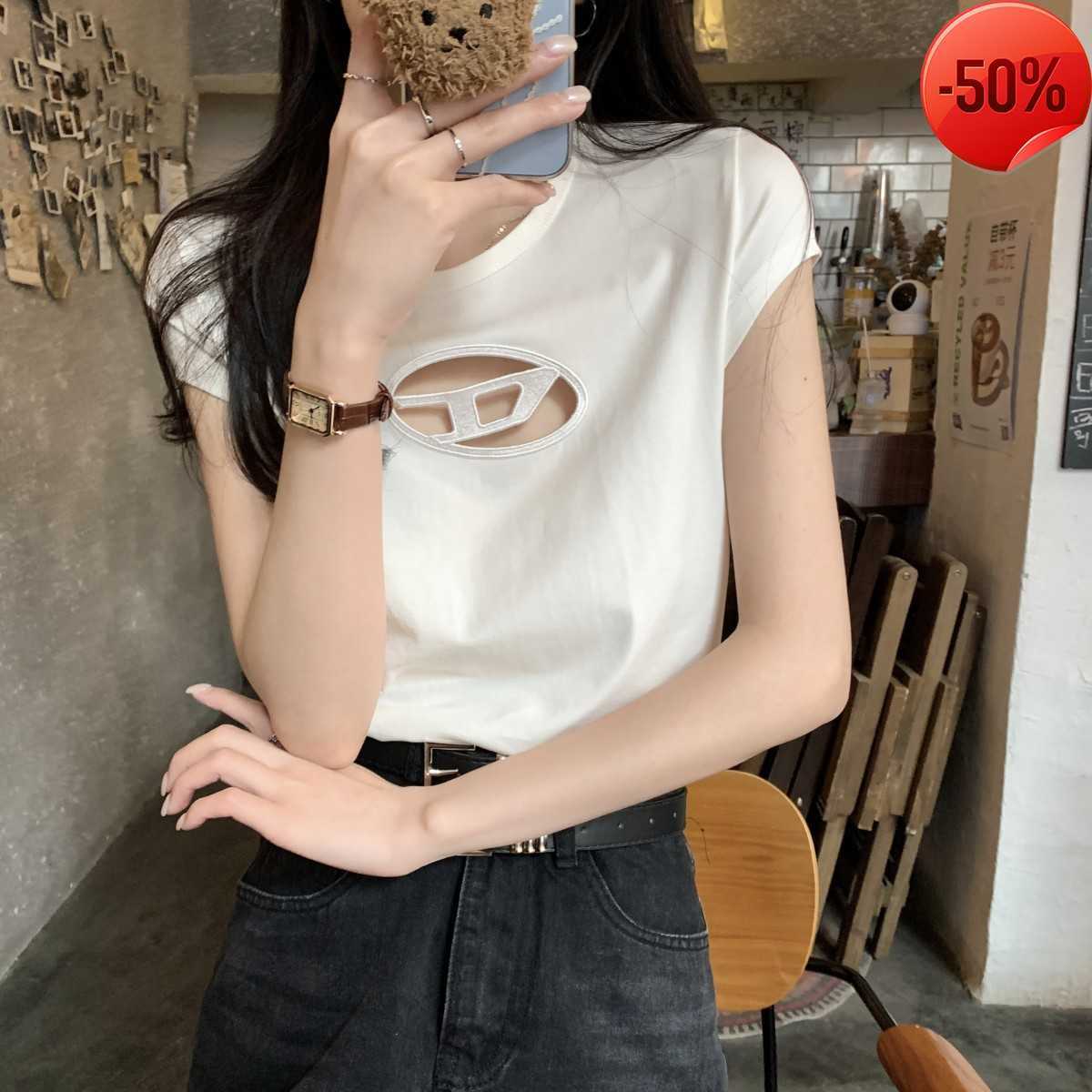 Designer haute coutureHollow out front shoulder short sleeved T-shirt for women's summer design unique and unique sexy sweet and spicy girl slimming short top, Black
Designer haute coutureHollow out front shoulder short sleeved T-shirt for women's summer design unique and unique sexy sweet and spicy girl slimming short top, Black