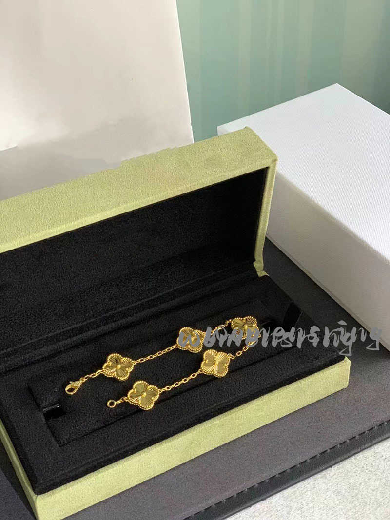 Luxury VAN Clover Designer Bracelet Pearl 4 Leaf 18K Gold Laser Brand Bangle Charm Bracelets Necklace Earrings Diamond Wedding A FASHION
Luxury VAN Clover Designer Bracelet Pearl 4 Leaf 18K Gold Laser Brand Bangle Charm Bracelets Necklace Earrings Diamond Wedding A FASHION