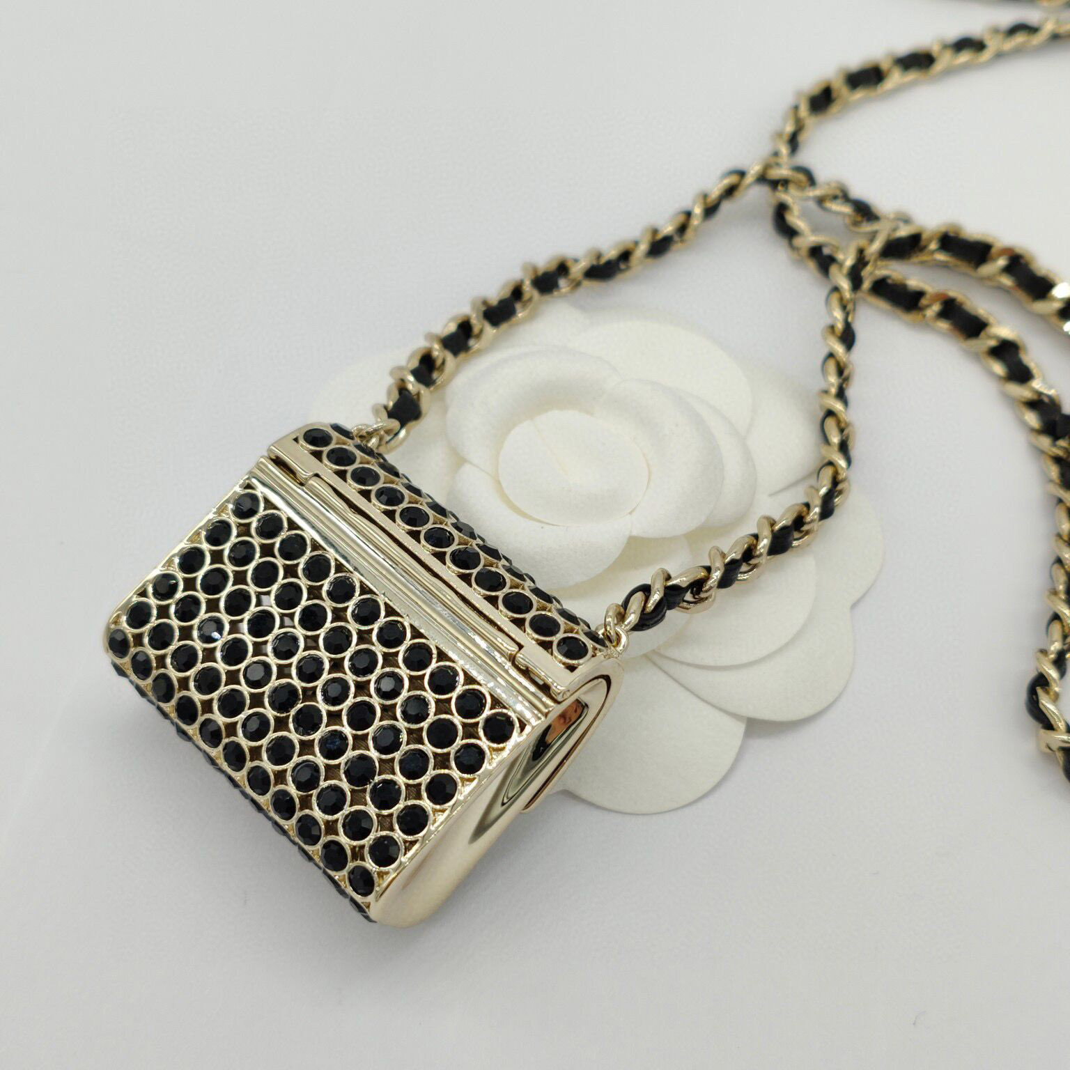 2023 Luxury quality handbag pendant sweater necklace with black genuine leather and diamond in 18k gold plated have box stamp PS7939A
2023 Luxury quality handbag pendant sweater necklace with black genuine leather and diamond in 18k gold plated have box stamp PS7939A