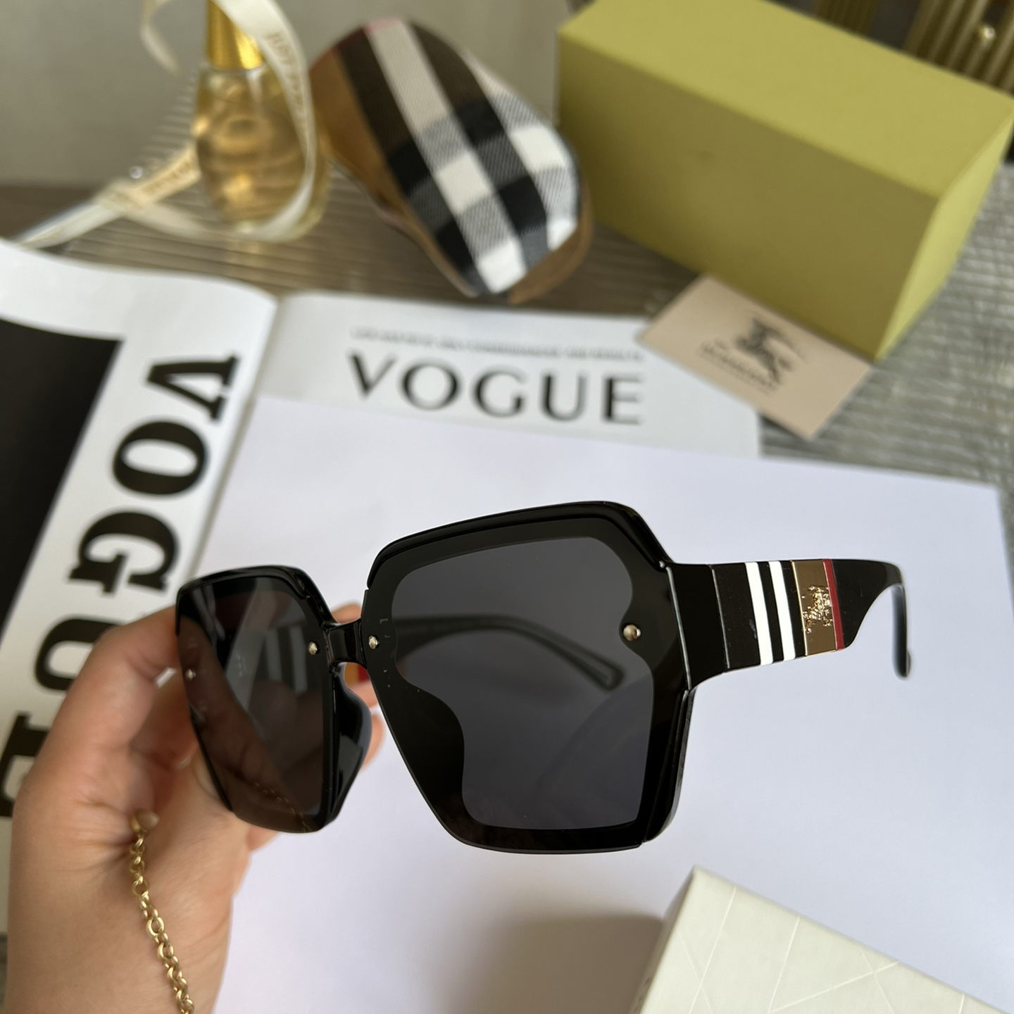 Designer sunglasses luxurys Sunglass personality UV resistant popular men women Goggle For Women eyeglasses frame Vintage Metal Sun Glasses with box
Designer sunglasses luxurys Sunglass personality UV resistant popular men women Goggle For Women eyeglasses frame Vintage Metal Sun Glasses with box