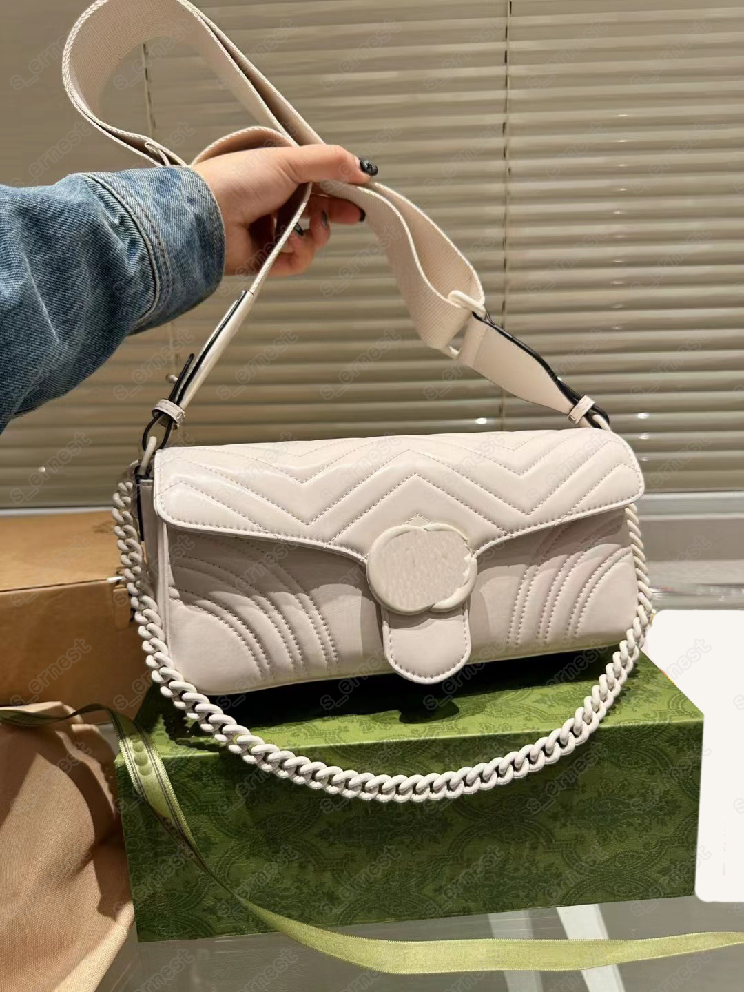 Women's Leather Shoulder Bag: Classic Flap Purse with Chain Strap, Superb Quality & Luxurious Design - Black (734814), Black 18cm
Women's Leather Shoulder Bag: Classic Flap Purse with Chain Strap, Superb Quality & Luxurious Design - Black (734814), Black 18cm