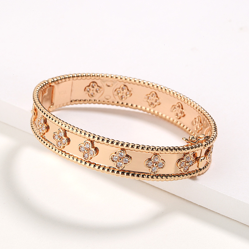 designer bracelet Signature bracelets Van Clover Bracelet Four-leaf kaleidoscope three-color Gold Diamond Bangle for women Valentine's Designer designer jewelry
designer bracelet Signature bracelets Van Clover Bracelet Four-leaf kaleidoscope three-color Gold Diamond Bangle for women Valentine's Designer designer jewelry