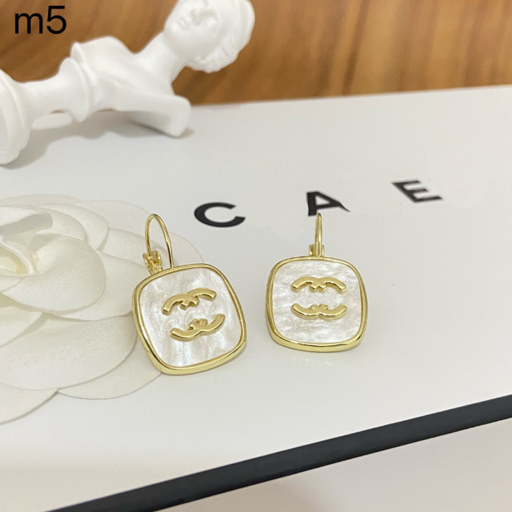 Designer Gift Love Earring Designer Jewelry Stud Earrings 18K Gold Fashion Women Charm Earrings High Sense Wedding Party Jewelry Wholesale
Designer Gift Love Earring Designer Jewelry Stud Earrings 18K Gold Fashion Women Charm Earrings High Sense Wedding Party Jewelry Wholesale